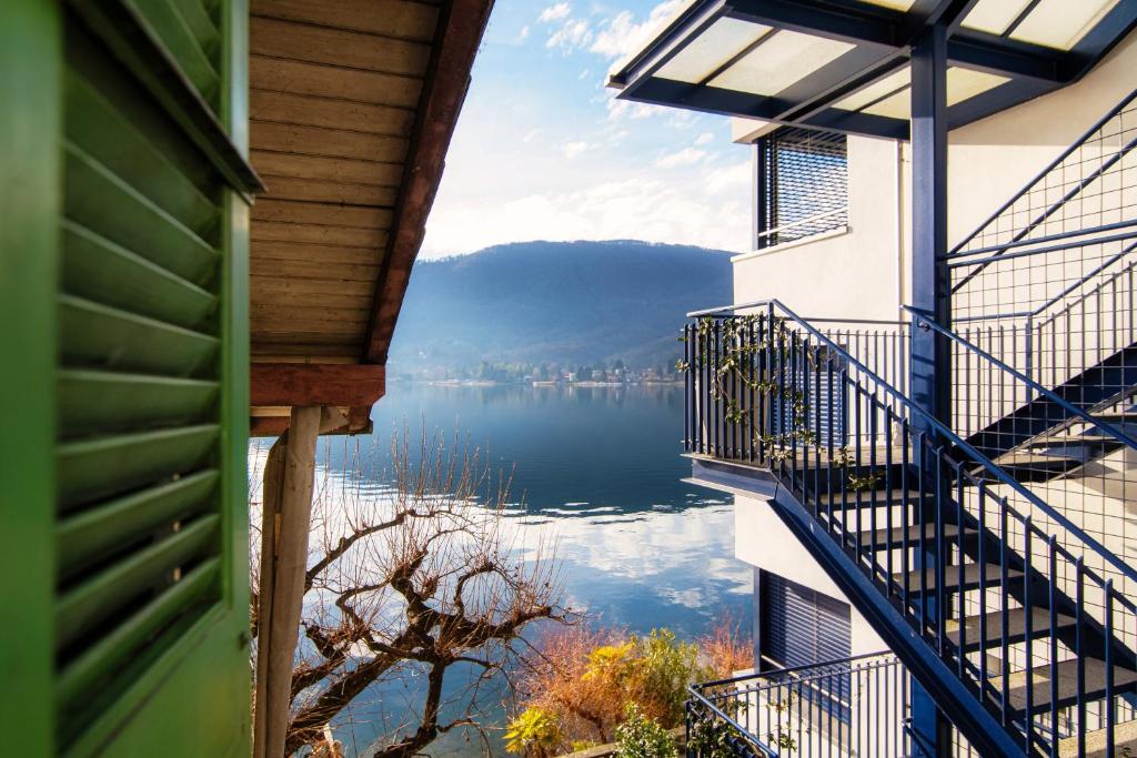 蓬泰特雷萨Mansarda Verde by Quokka 360 - cosy attic apartment with lake view的从房子的阳台上可欣赏到湖景