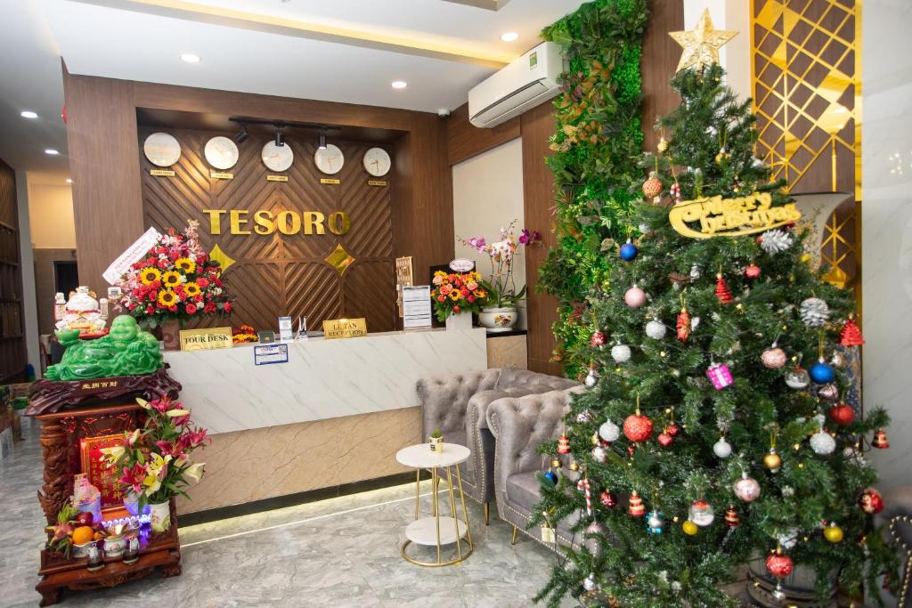 芽庄Tesoro Hotel的商店大厅的圣诞树