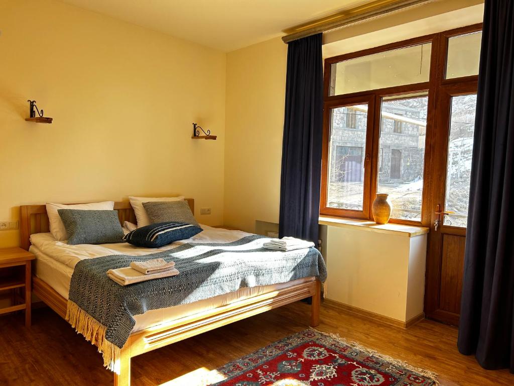 戈里斯Saryan Guesthouse的一间卧室设有一张床和一个窗口