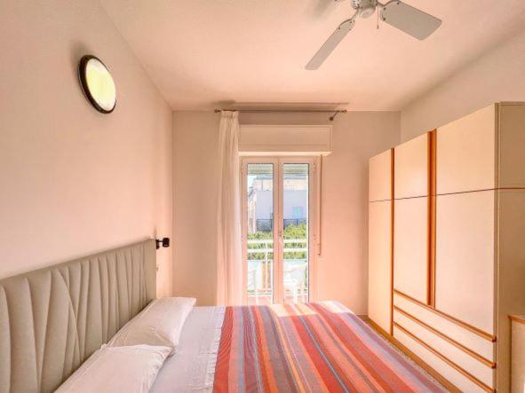 加比切马莱Hotel Vienna的一间卧室设有一张床和一个窗口