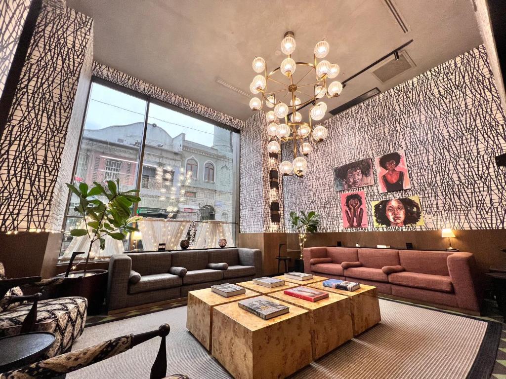 伊斯坦布尔Root Karaköy的带沙发和咖啡桌的客厅