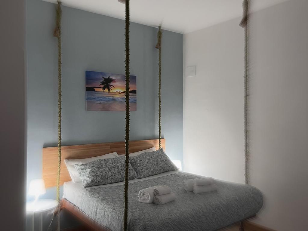 巴里Comeacasatua 2.0的一间卧室配有秋千床和毛巾。