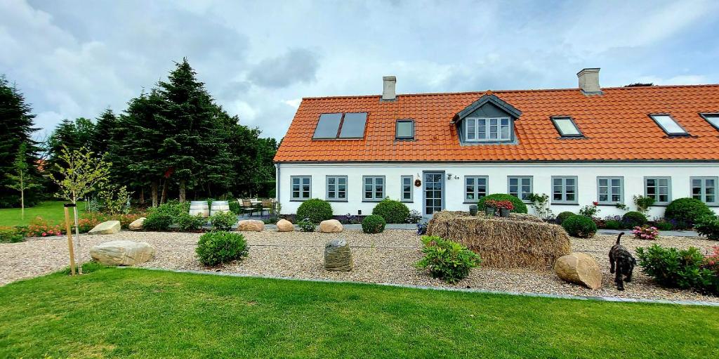 斯考比Skovby 1的一座白色的大房子,有橙色的屋顶