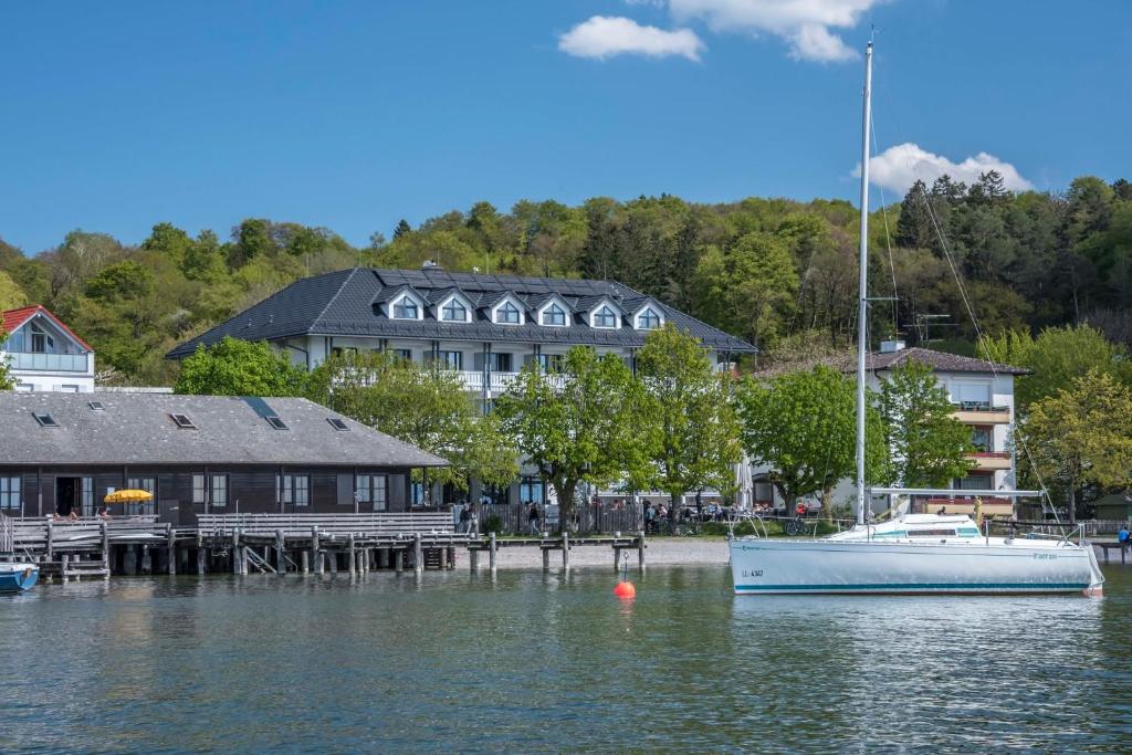 海瑞星阿莫斯阿默湖-酒店的坐在房子旁边的水中的小船