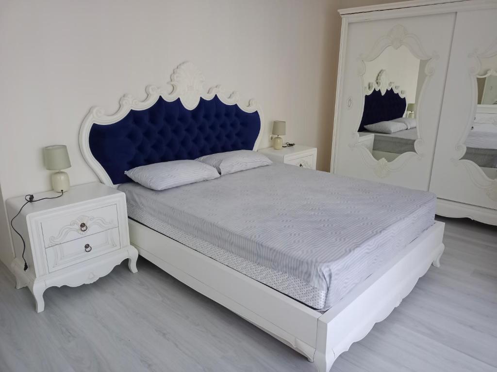 PelitliPelittepe sitesi的一间卧室配有一张大床和蓝色床头板