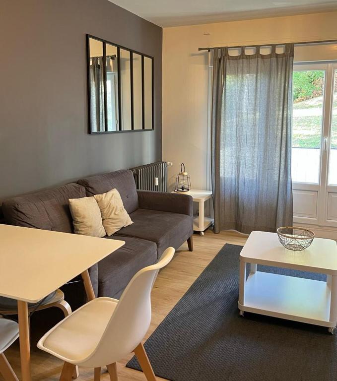埃夫勒APPARTEMENT 190的客厅配有沙发和桌子