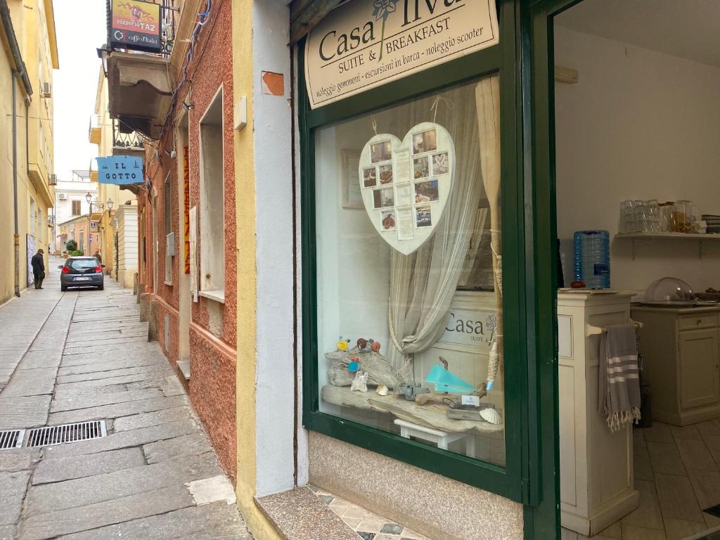 马达莱纳Casa Ilva的街道上商店的显示窗口