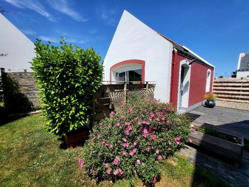 勒帕莱La Petite Maison De Papaye的院子里有开花灌木的房子