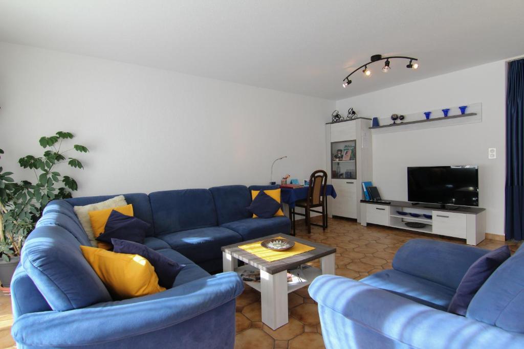 FieschertalCasa Yolanda Familienwohnung Mireille的客厅配有蓝色的沙发和桌子