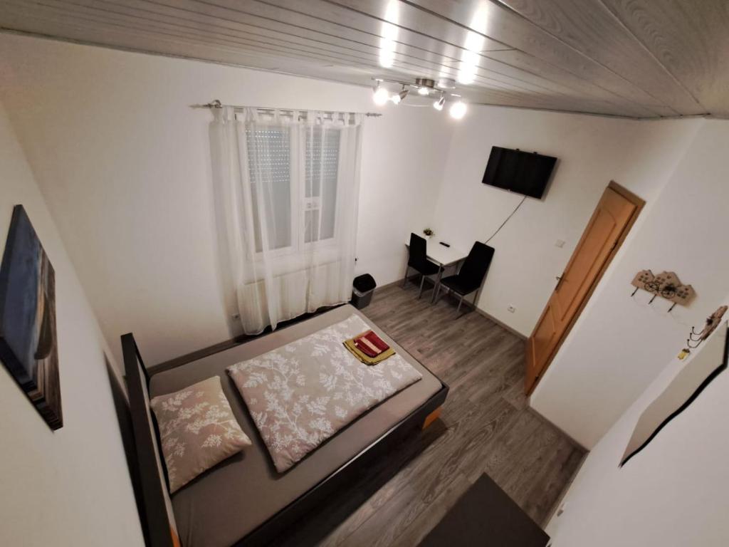 霍拉布伦HostelHollabrunn的卧室享有高空美景,配有一张床和一张书桌