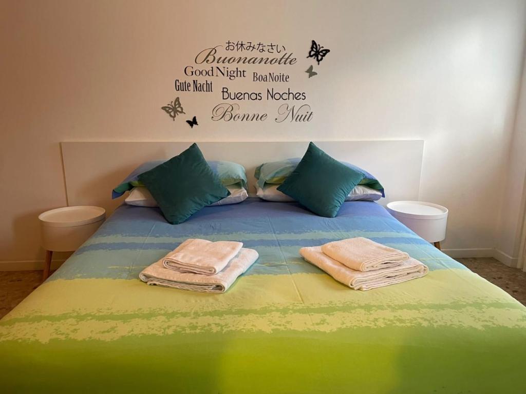 圣佩莱格里诺温泉San Pellegrino Solarium Apartment的床上有两条毛巾