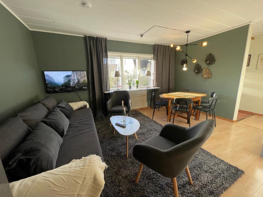 乌普萨拉Small house Uppsala的客厅配有沙发和桌子