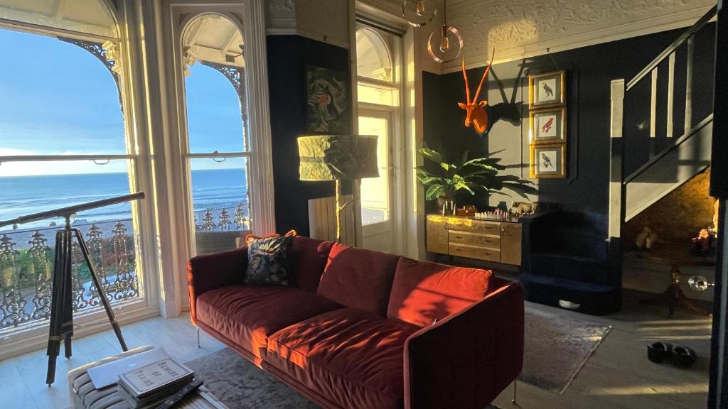 沃辛The Regency Studio - Stunning Seaview的带沙发的客厅,享有海景
