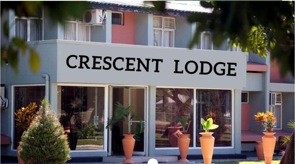 利文斯顿Crescent Lodge的一间商店,上面有读到现在的旅馆