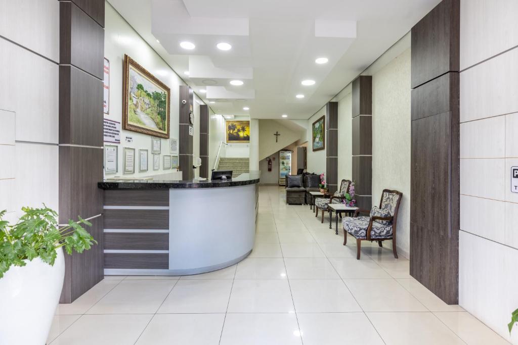 弗朗西斯科贝尔特朗Hotel Lisbor的医院走廊,有等候室