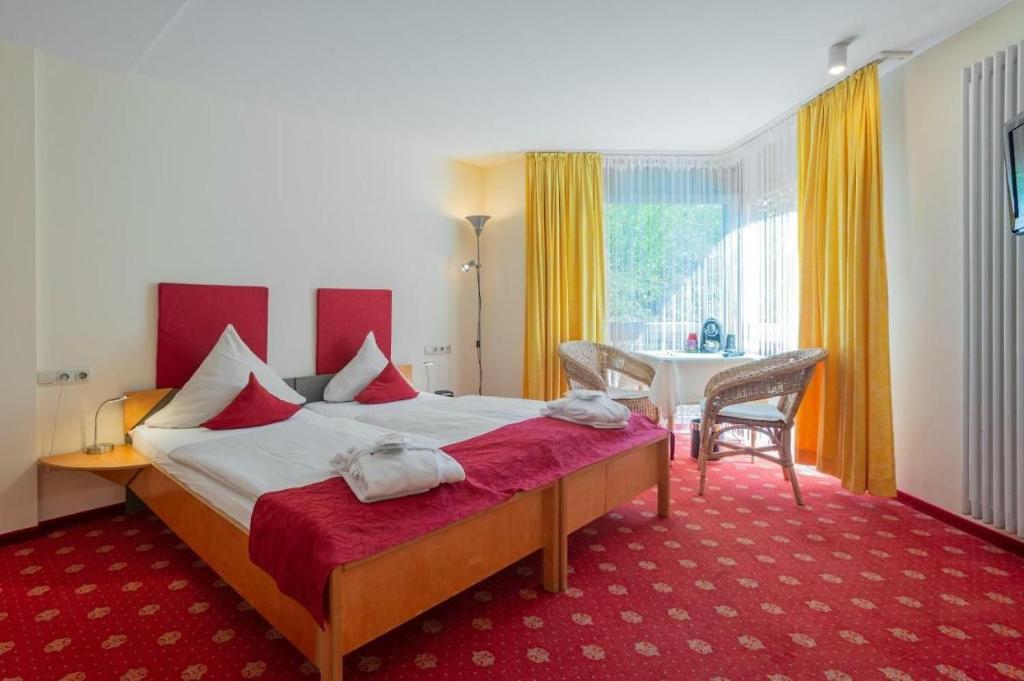 孔茨Park Hotel的酒店客房设有一张大床和一张桌子。
