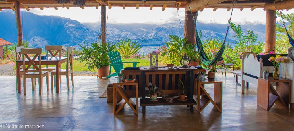 巴里查拉Serrania del Viento的山景客房 - 带桌椅