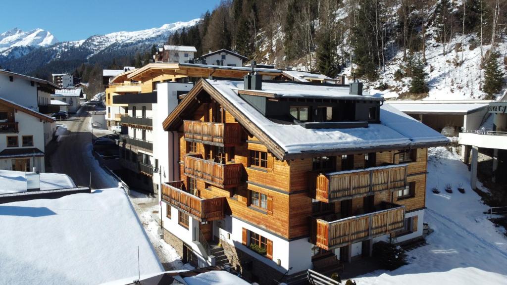 圣安东阿尔贝格ARLhome Lodge - Zuhause am Arlberg的雪中建筑物的空中景观