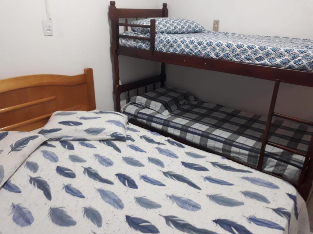 伊塔佩马Casas de Aluguel da Lulu的一间卧室设有两张双层床,配有带鱼的床单
