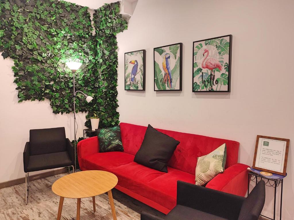 科尔多瓦La Casa de Pedro Verdugo Apartamento Turístico的客厅里种有植物的红色沙发