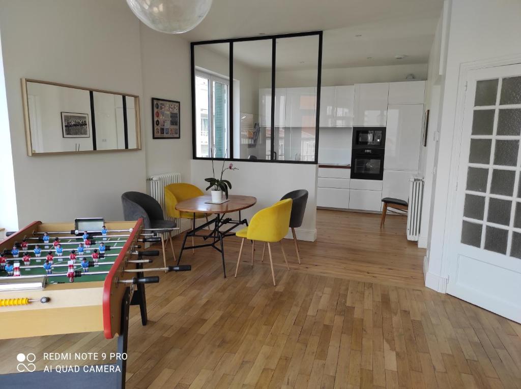克莱蒙费朗Appt F4 Neuf Lumineux, centre Ville, Garage的客厅配有桌上足球和椅子