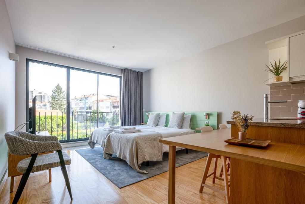波尔图Oporto Trendy Formosa的卧室配有一张床和一张桌子
