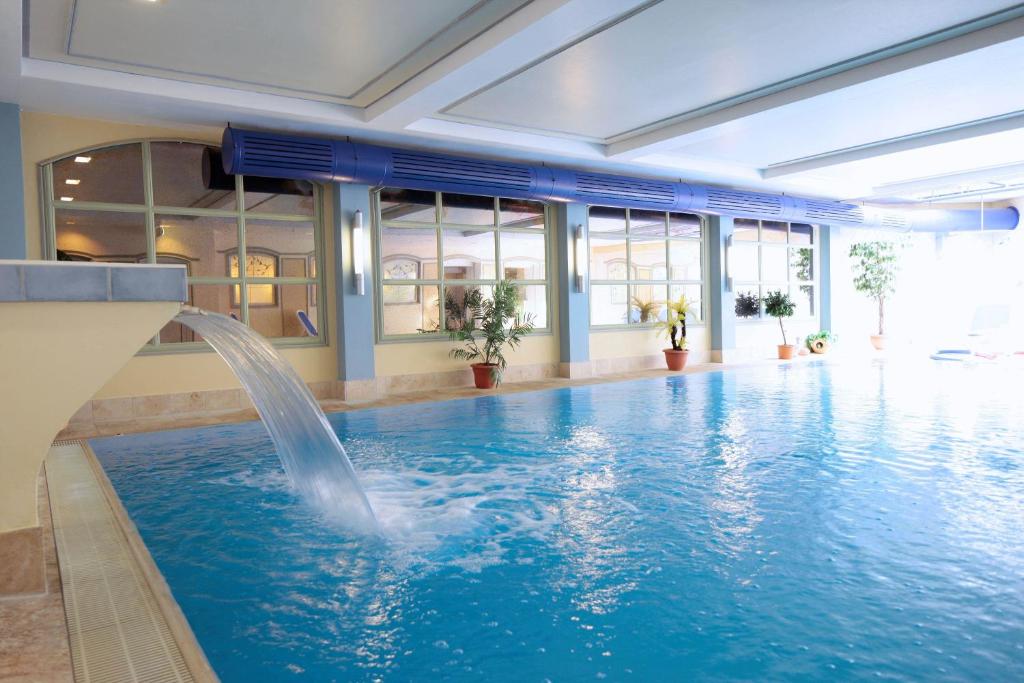 巴德贝芬森菲儿豪斯环形酒店的一座带喷泉的游泳池