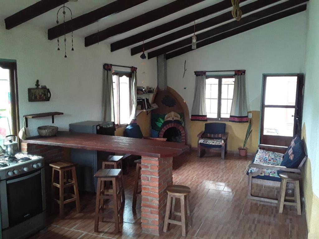 萨迈帕塔Casa Amaranta的客厅设有石制柜台和壁炉。