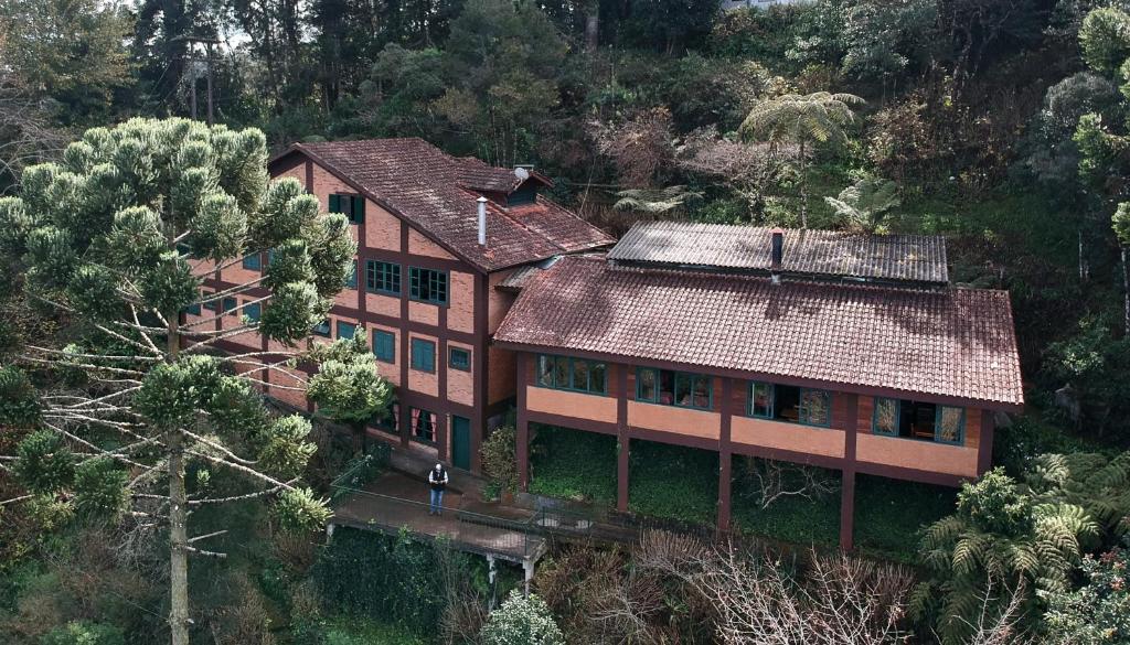坎波斯杜若尔当诺萨锡蒂奥德圣母洛雷托酒店的森林中房屋的空中景观