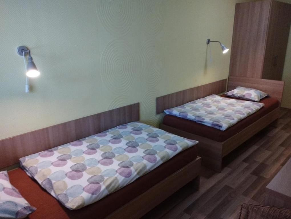 HolíčGAS Truck centrum的配有2张床的客房