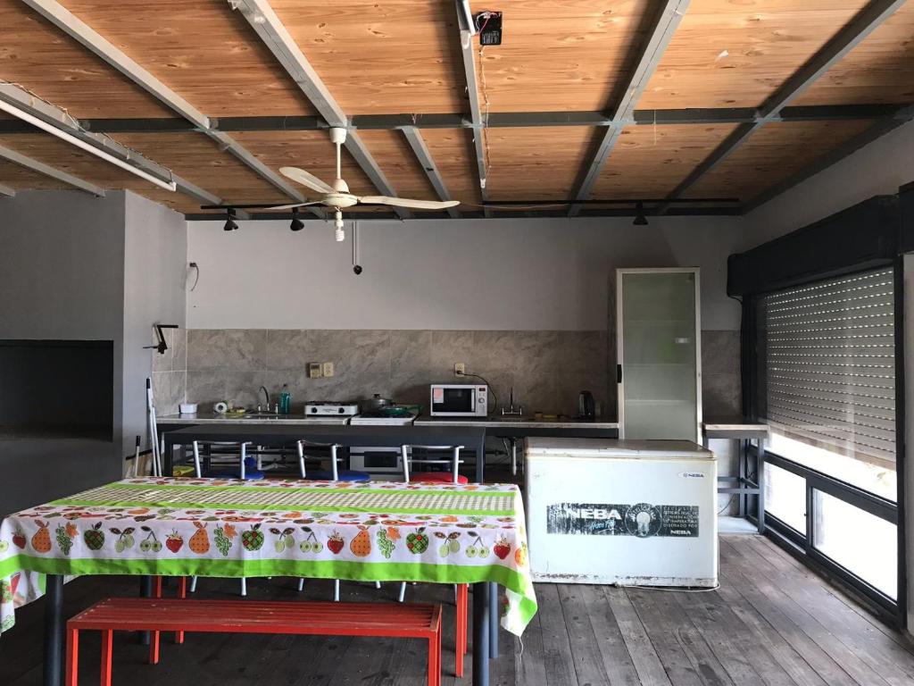 萨尔塔Lapacho Hostel Salta Coliving的一间厨房,房间中间配有一张桌子
