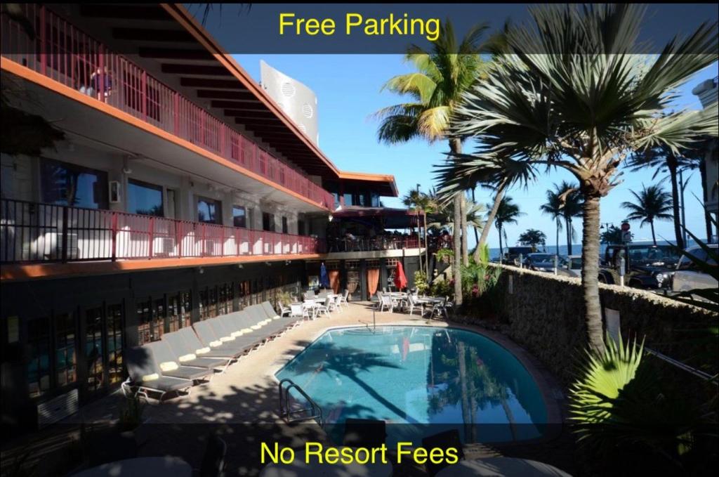 劳德代尔堡海洋度假村俱乐部酒店的享有酒店游泳池和棕榈树的景色
