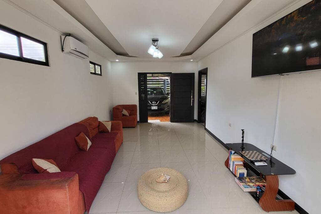 戈尔菲托Casa Congo的客厅配有红色沙发和电视