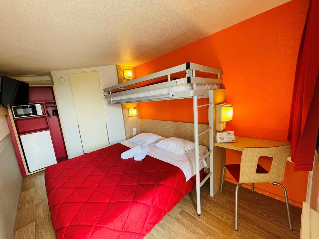 苏瓦松普瑞米尔索阿森经典酒店的小房间设有双层床和书桌