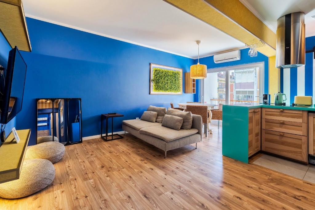 塞图巴尔Wonder Blue的客厅拥有蓝色的墙壁和沙发