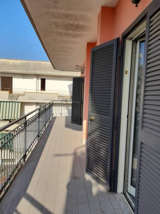 卡萨尔诺沃-迪拿波里Appartamento con parcheggio gratuito all'interno的建筑上的阳台,有门