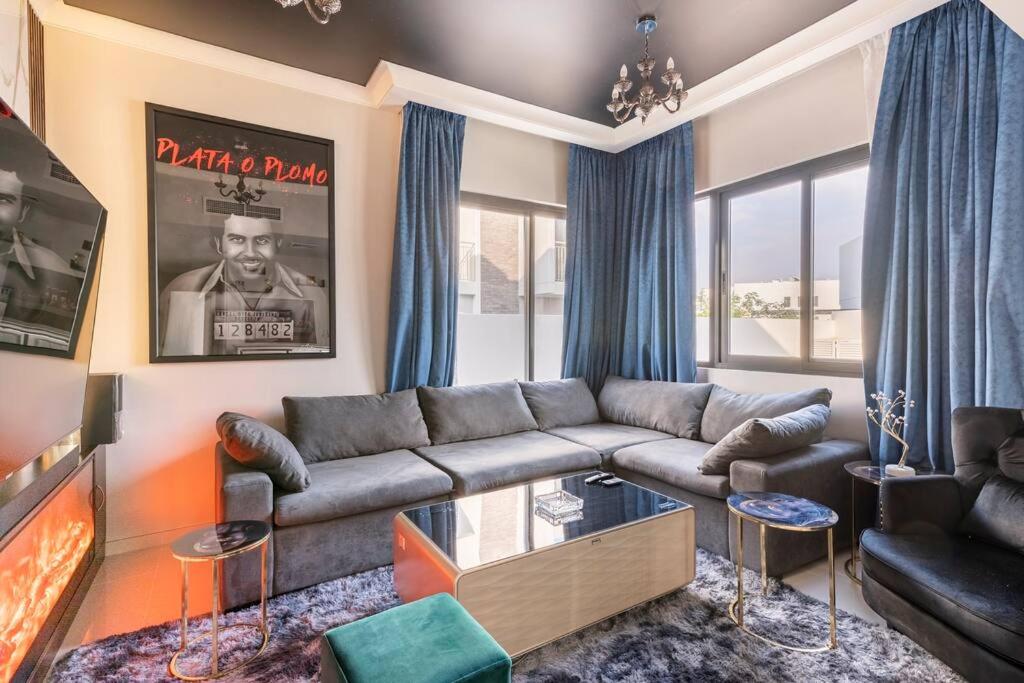 迪拜3 Bedroom townhouse furnished的带沙发和电视的客厅