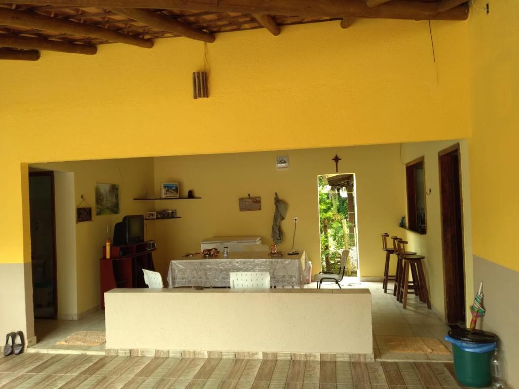 大塞拉Maravilhosa praia do Sargi - BA的客厅设有黄色墙