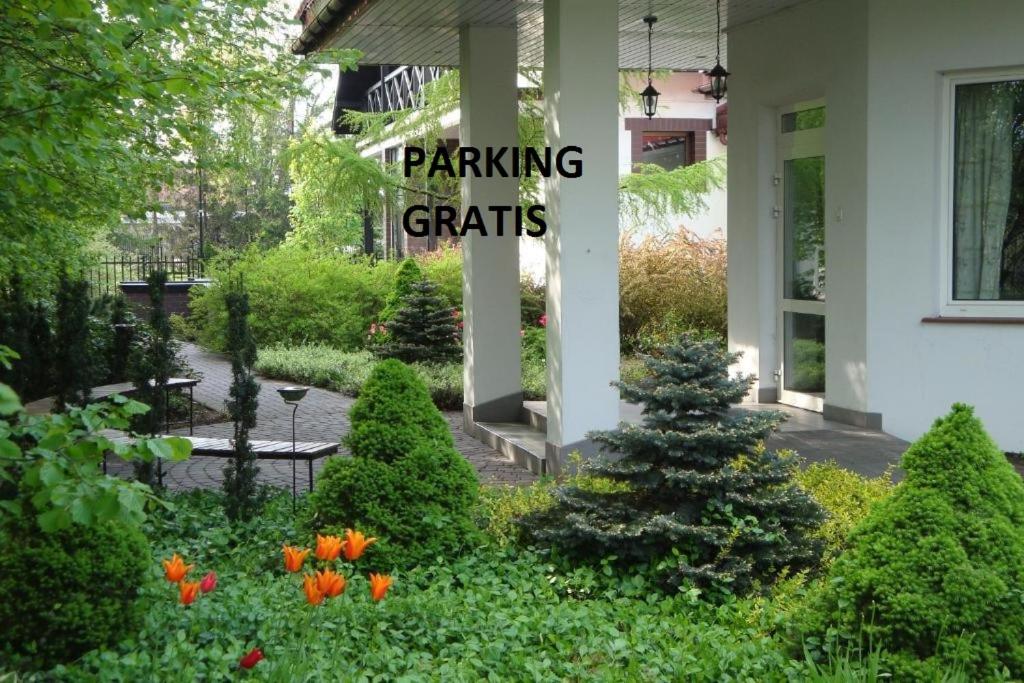 罗兹弗洛拉酒店的花园,上面有读停车器的标志