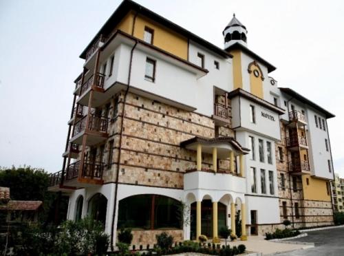 圣君士坦丁和海伦那哈纳特酒店的白色和黄色的大建筑,