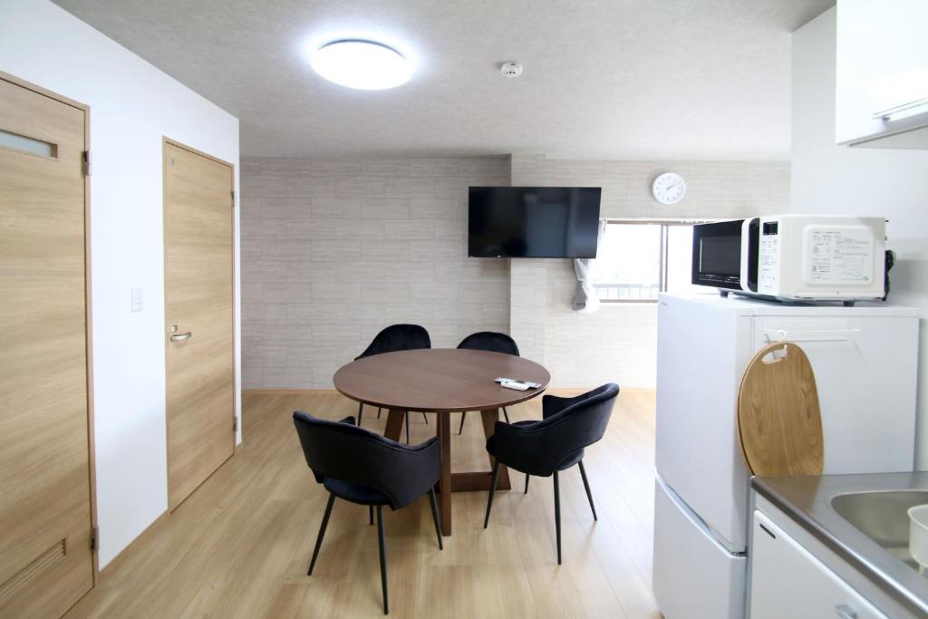 熊本Kumamoto - Apartment - Vacation STAY 22588v的厨房以及带桌椅的用餐室。