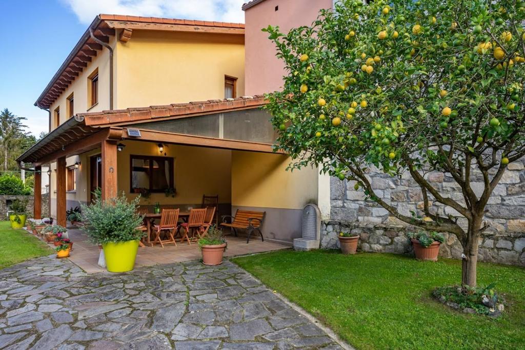 纳韦斯Llanes Asturias的院子里有橘子树的房子
