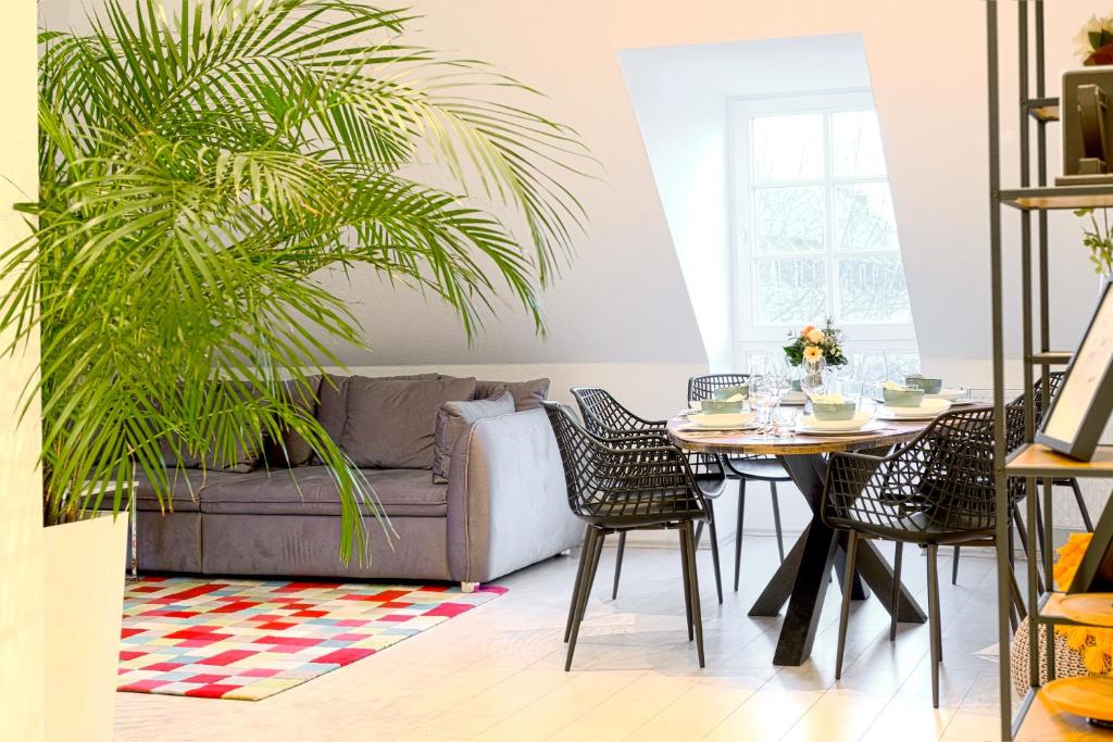 利普施塔特HAMA Design Homes的客厅配有沙发和桌子