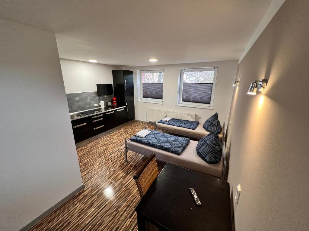 布伦瑞克索尔之家公寓的客厅配有沙发和桌子
