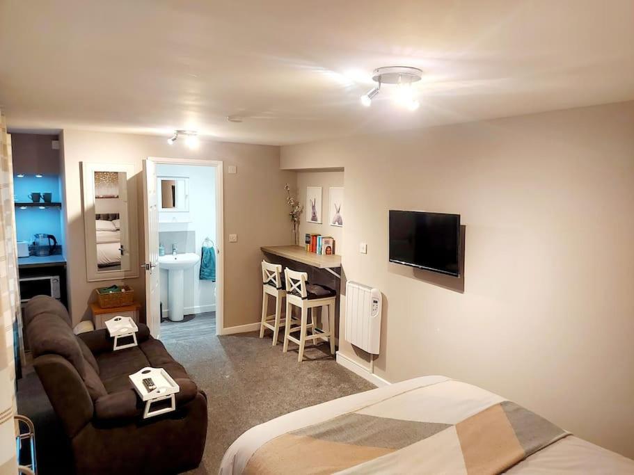 PlumtreeBunny Lodge - Garden view & free parking的一间卧室设有一张床和一间客厅。