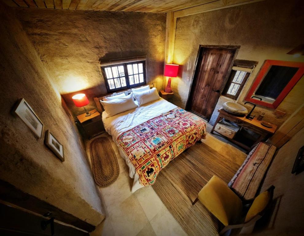 Diego de AlmagroEspacio Adobe - Hostal Boutique的卧室享有上方的景致,配有1张床和1扇窗户。