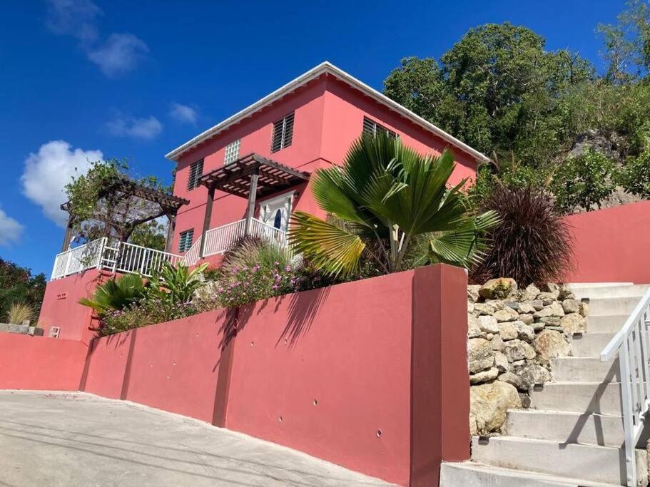 ParhamMount Joy Getaway的粉红色的房子,有红色的墙壁和楼梯