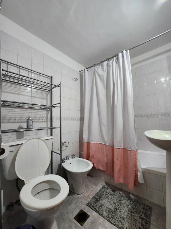 科尔多瓦Viaggiato Carlucci的浴室配有卫生间、盥洗盆和淋浴。
