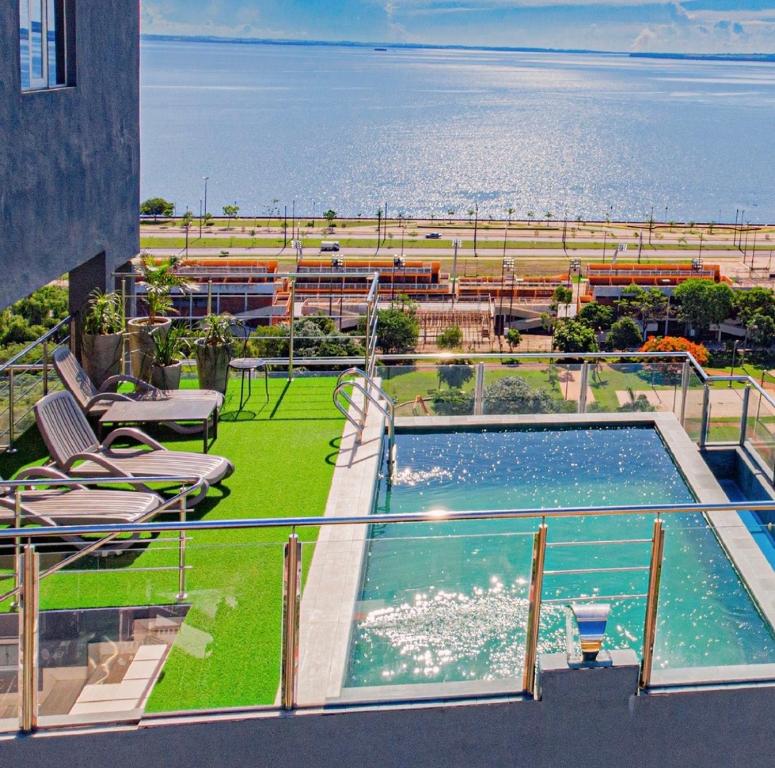 恩卡纳西翁25 homeApart的海景阳台上的游泳池
