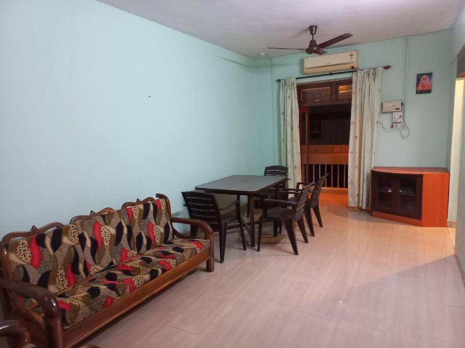 帕纳吉2 Bhk Holiday home near Panjim city & Beaches的用餐室配有桌椅和吊扇